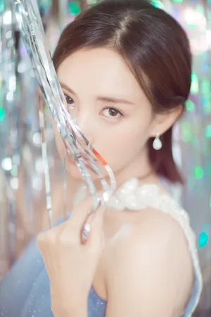 李一桐蓝色薄纱裙俏皮灵动活动写真图片_2