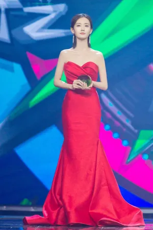 李一桐蓝色薄纱裙俏皮灵动活动写真图片_3