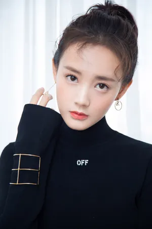 李一桐黑色毛衣俏皮优雅活动照图片_2