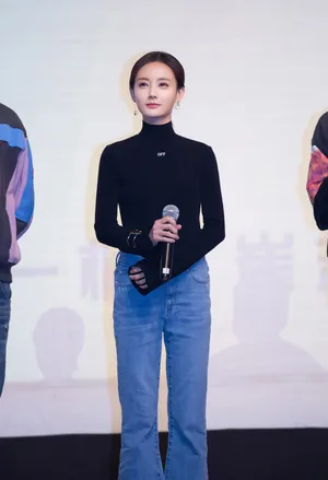 李一桐黑色毛衣俏皮优雅活动照图片_5