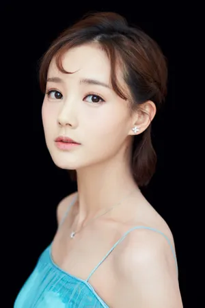 李一桐芭莎明星慈善夜活动照图片