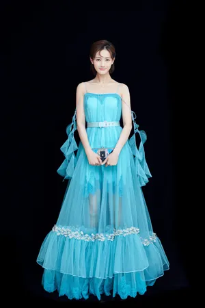 李一桐芭莎明星慈善夜活动照图片_3