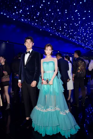 李一桐芭莎明星慈善夜活动照图片_7