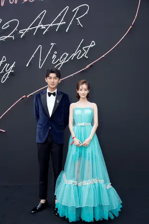 李一桐芭莎明星慈善夜活动照图片_9