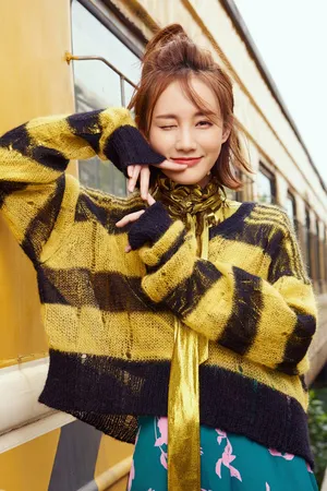 李一桐轻装随性杂志写真图片
