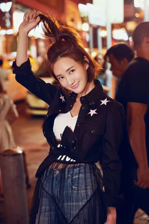 李一桐率性十足时尚街拍高清图片_2