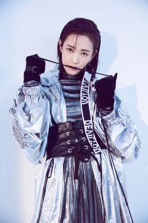 李一桐最新个性时尚写真大片_3