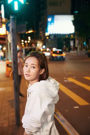 李一桐洒脱率性时尚街拍图片