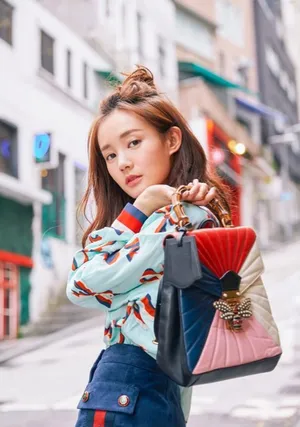 人气小花李一桐时尚潮流街拍大片