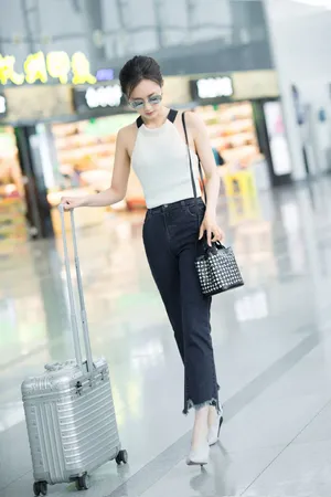 李一桐自然清新机场街拍图片
