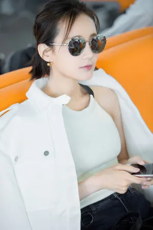 李一桐自然清新机场街拍图片_5