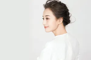 气质女星李一桐纯白系优雅写真图片
