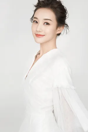 气质女星李一桐纯白系优雅写真图片_3