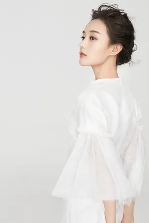 气质女星李一桐纯白系优雅写真图片_4