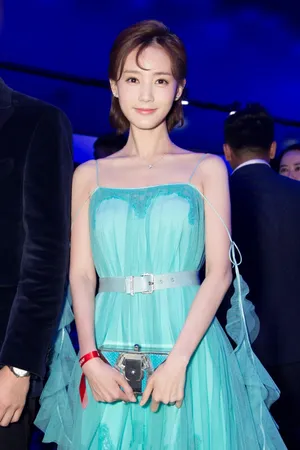 李一桐芭莎慈善夜长裙写真似仙女_4