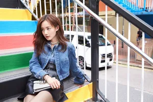 李一桐清爽气质街拍写真_2