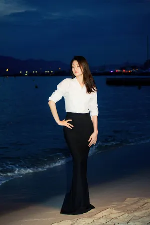 苗苗白衫黑裙性感写真图片_2