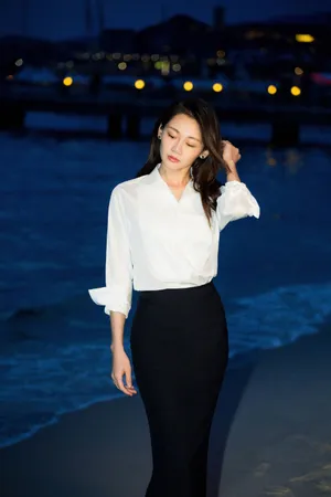 苗苗白衫黑裙性感写真图片_3