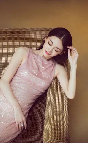 苗苗温婉优雅粉色长裙写真图片