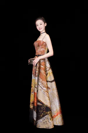 苗苗吊带长裙小性感写真图片