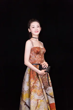 苗苗吊带长裙小性感写真图片_3