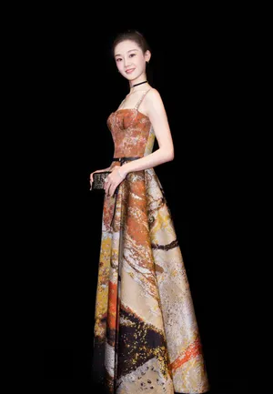 苗苗性感吊带裙端庄温婉写真图片_1