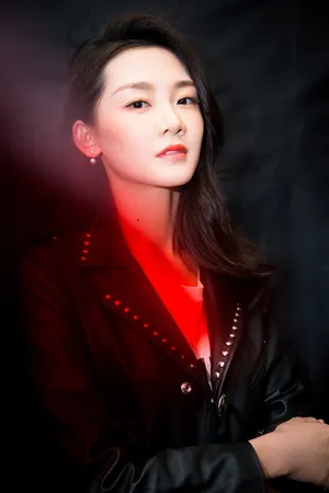 苗苗皮衣短裙帅气活动写真图片_6