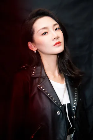 苗苗皮衣短裙帅气活动写真图片_8