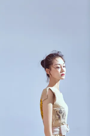 苗苗时尚杂志封面写真图片_7