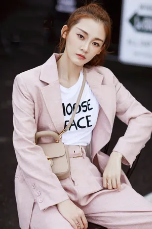 苗苗粉色西服套装街拍写真高清图片