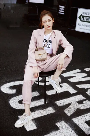 苗苗粉色西服套装街拍写真高清图片_2
