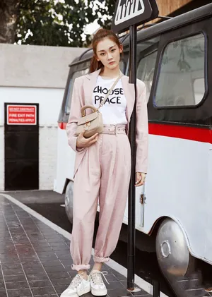 苗苗粉色西服套装街拍写真高清图片_5