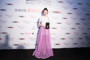 苗苗甜美纱裙出席活动写真图片_7
