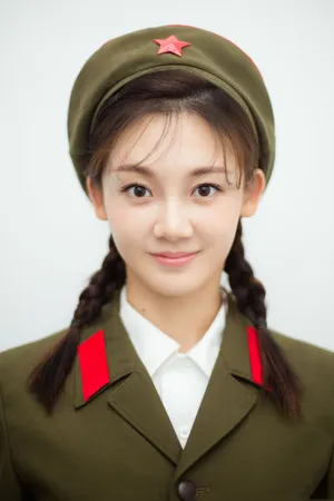 苗苗文工团军装装扮唯美迷人写真图片_1