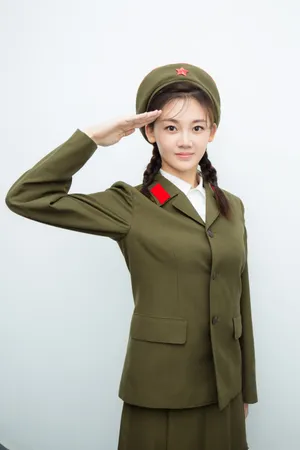 苗苗文工团军装装扮唯美迷人写真图片_2