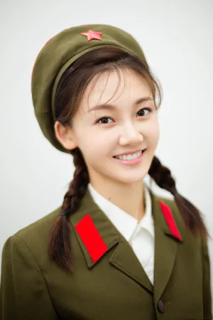 苗苗文工团军装装扮唯美迷人写真图片_3