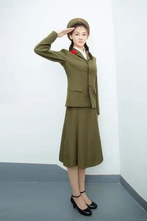 苗苗文工团军装装扮唯美迷人写真图片_4