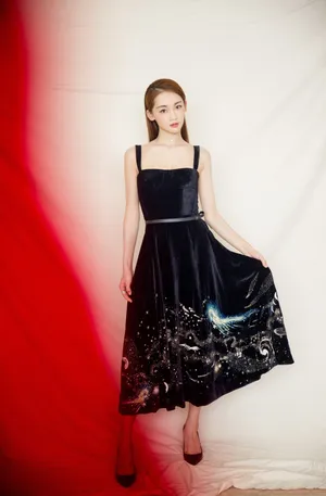 苗苗芭莎慈善夜礼服图片_2