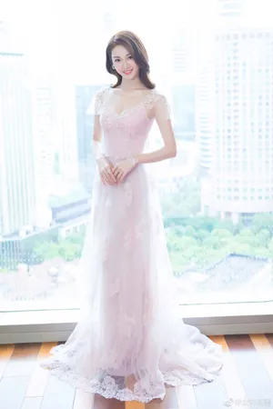 芳华女主角苗苗何小萍性感礼服活动照_1