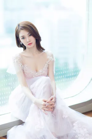 芳华女主角苗苗何小萍性感礼服活动照_2