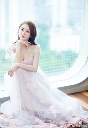 芳华女主角苗苗何小萍性感礼服活动照_3