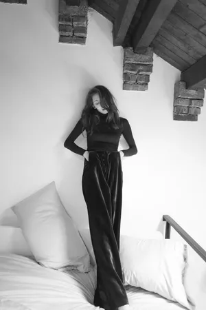 《芳华》女主苗苗黑白性感写真高清图片_1