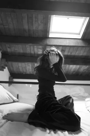 《芳华》女主苗苗黑白性感写真高清图片_4