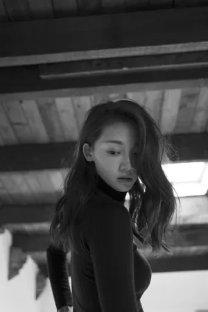 《芳华》女主苗苗黑白性感写真高清图片_5