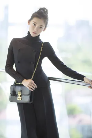电影《芳华》女主角苗苗的时尚街拍图片_1