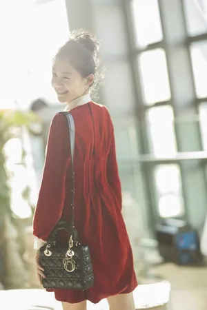 电影《芳华》女主角苗苗的时尚街拍图片_3