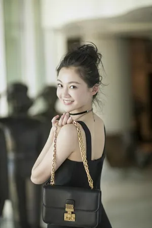 电影《芳华》女主角苗苗的时尚街拍图片_5