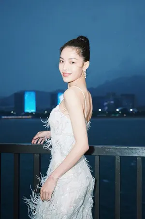 钟楚曦清新优雅吊带长裙图片_3
