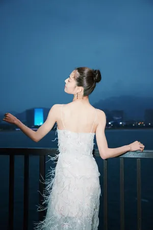 钟楚曦吊带白裙妩媚性感写真图片_2