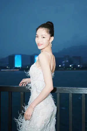 钟楚曦吊带白裙妩媚性感写真图片_4